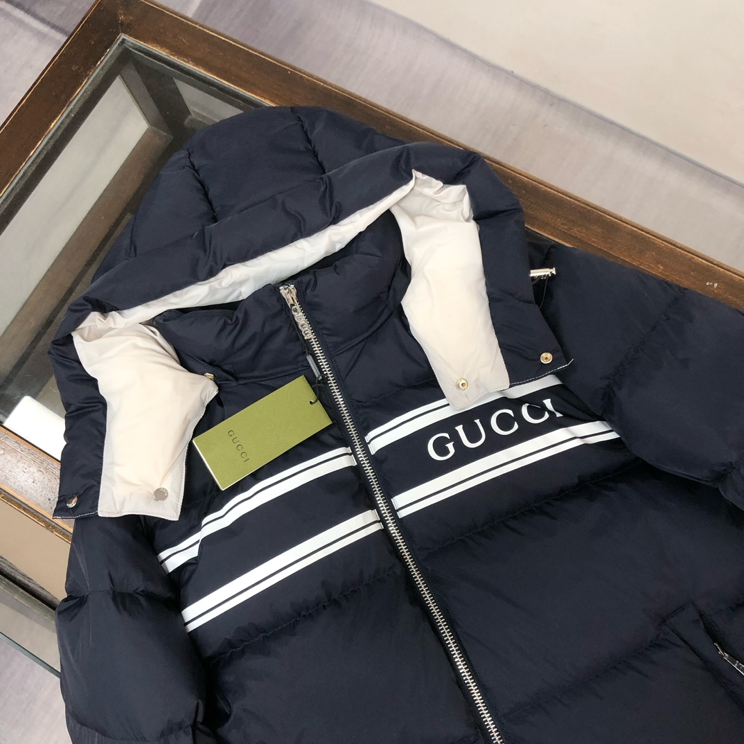 Gucci原單男士羽絨外套深藍白條紋LOGO款保暖時尚兼具|超A仿原單精品圖片 11 Gucci原單男士羽絨外套深藍白條紋LOGO款保暖時尚兼具|歐美奢侈品精品推薦