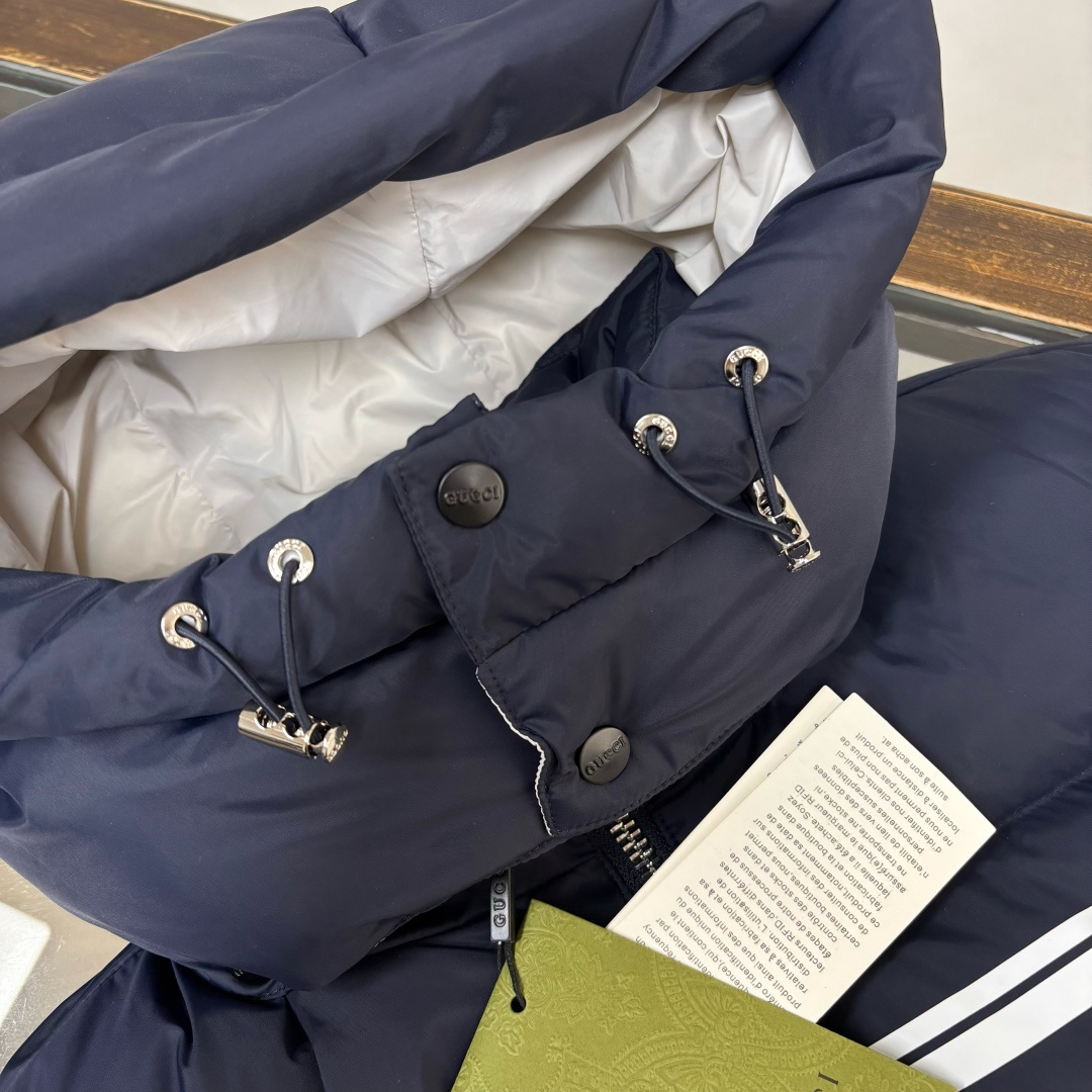 Gucci原單男士羽絨外套深藍白條紋LOGO款保暖時尚兼具|超A仿原單精品圖片 10 Gucci原單男士羽絨外套深藍白條紋LOGO款保暖時尚兼具|歐美奢侈品精品推薦