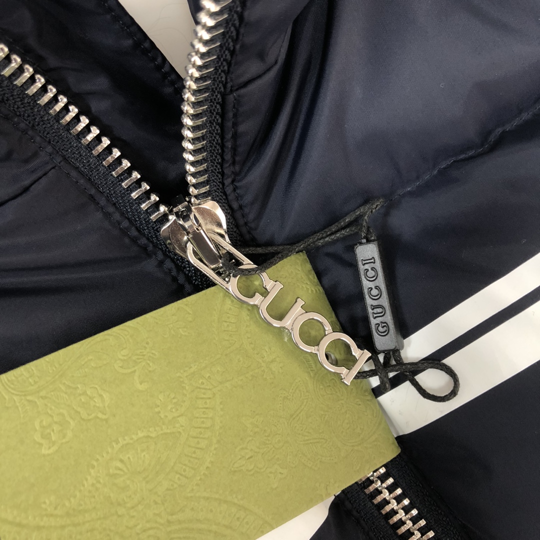 Gucci原單男士羽絨外套深藍白條紋LOGO款保暖時尚兼具|超A仿原單精品圖片 9 Gucci原單男士羽絨外套深藍白條紋LOGO款保暖時尚兼具|歐美奢侈品精品推薦