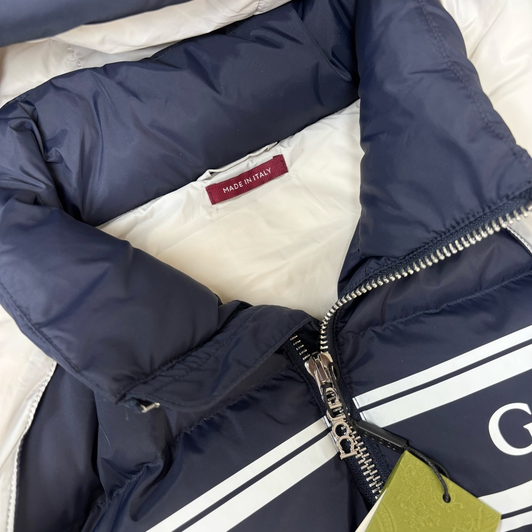 Gucci原單男士羽絨外套深藍白條紋LOGO款保暖時尚兼具|超A仿原單精品圖片 8 Gucci原單男士羽絨外套深藍白條紋LOGO款保暖時尚兼具|歐美奢侈品精品推薦