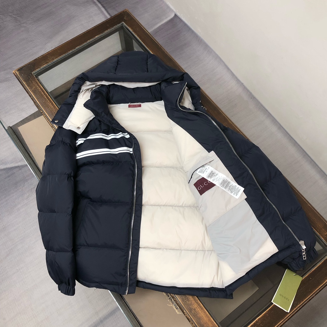 Gucci原單男士羽絨外套深藍白條紋LOGO款保暖時尚兼具|超A仿原單精品圖片 6 Gucci原單男士羽絨外套深藍白條紋LOGO款保暖時尚兼具|歐美奢侈品精品推薦