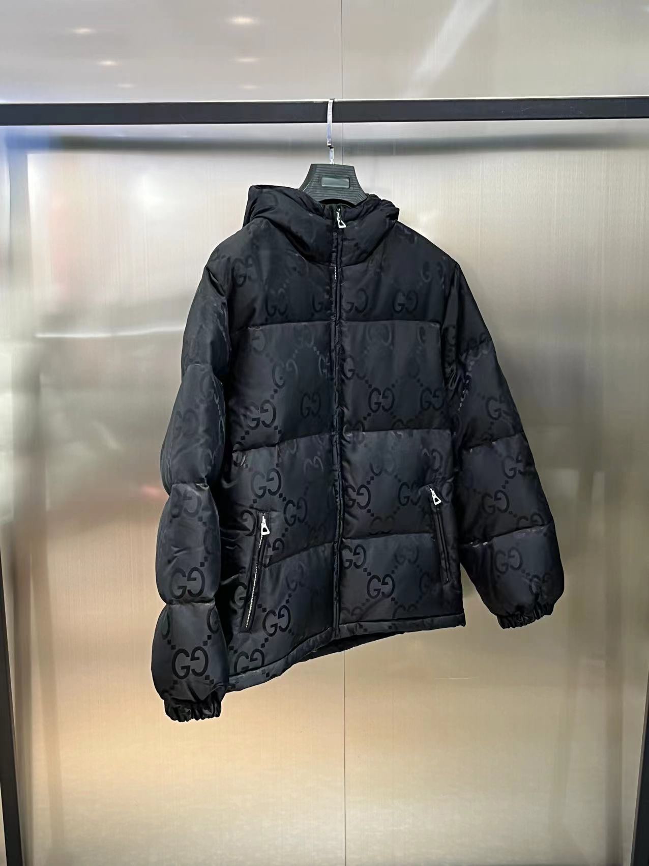 Gucci高仿男士羽絨外套全黑GG壓紋設計感滿分| 14 Gucci高仿男士羽絨外套全黑GG壓紋設計感滿分