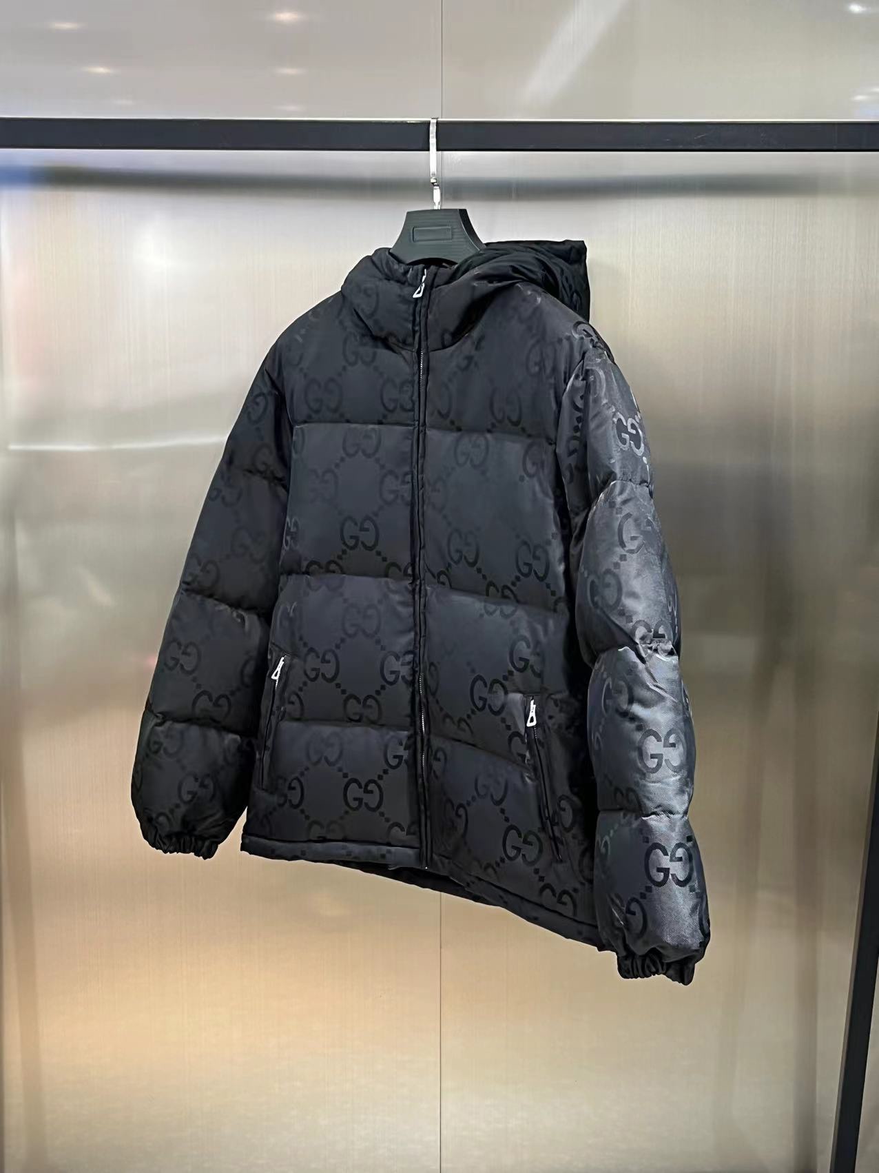 Gucci高仿男士羽絨外套全黑GG壓紋設計感滿分| 13 Gucci高仿男士羽絨外套全黑GG壓紋設計感滿分