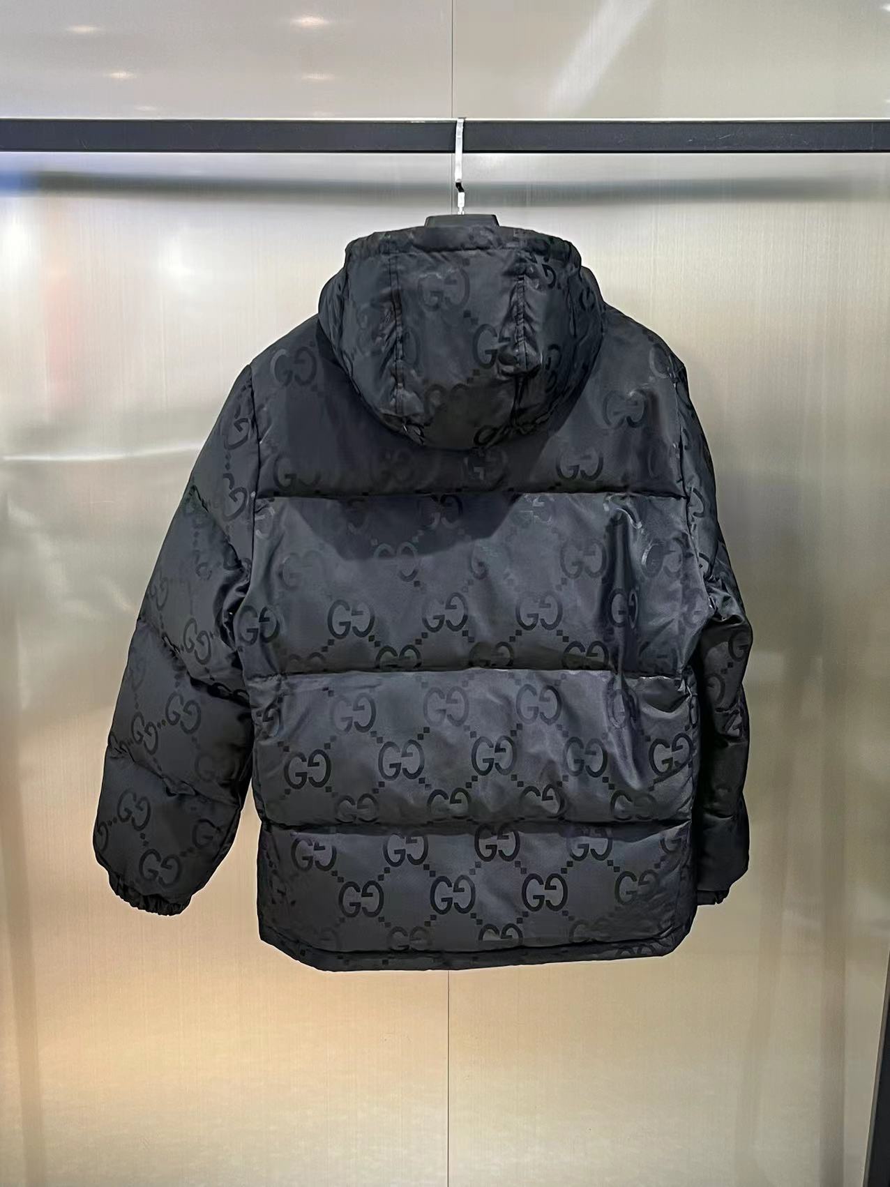 Gucci高仿男士羽絨外套全黑GG壓紋設計感滿分| 12 Gucci高仿男士羽絨外套全黑GG壓紋設計感滿分