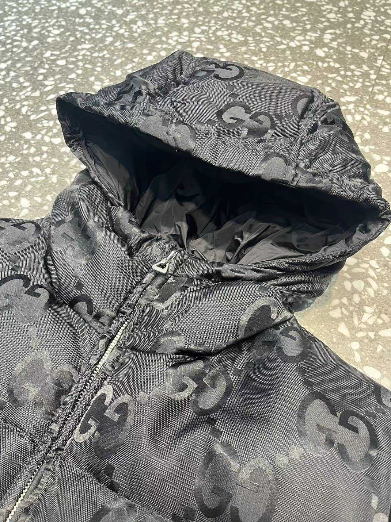 Gucci高仿男士羽絨外套全黑GG壓紋設計感滿分| 9 Gucci高仿男士羽絨外套全黑GG壓紋設計感滿分
