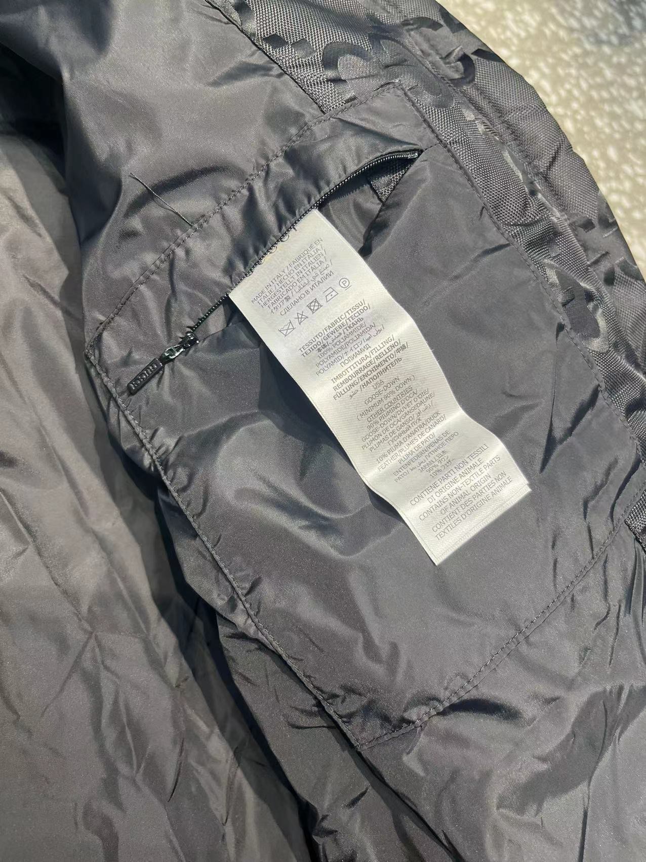 Gucci高仿男士羽絨外套全黑GG壓紋設計感滿分| 8 Gucci高仿男士羽絨外套全黑GG壓紋設計感滿分