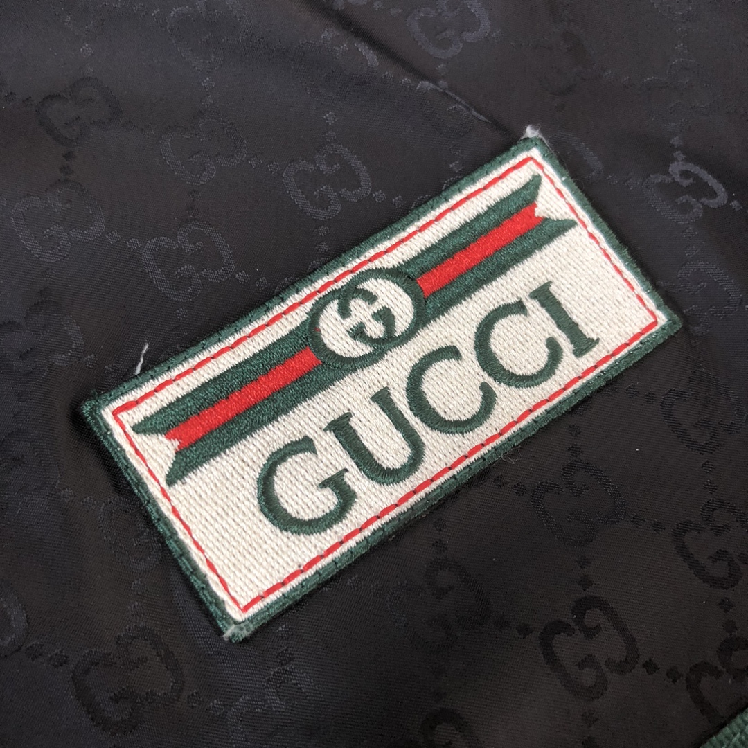 Gucci原單連帽防風外套男款 黑色條紋標誌百搭款| 10 Gucci原單連帽防風外套男款 黑色條紋標誌百搭款