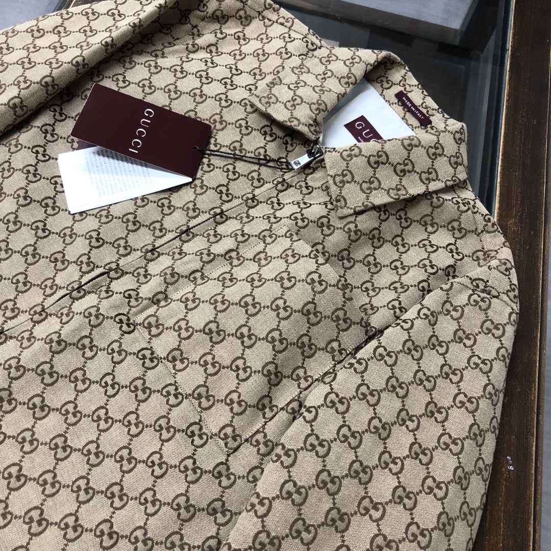 Gucci高仿男士拉鍊外套 經典全幅老花Logo設計|超A仿原單精品圖片 14 Gucci高仿男士拉鍊外套 經典全幅老花Logo設計|歐美奢侈品精品推薦