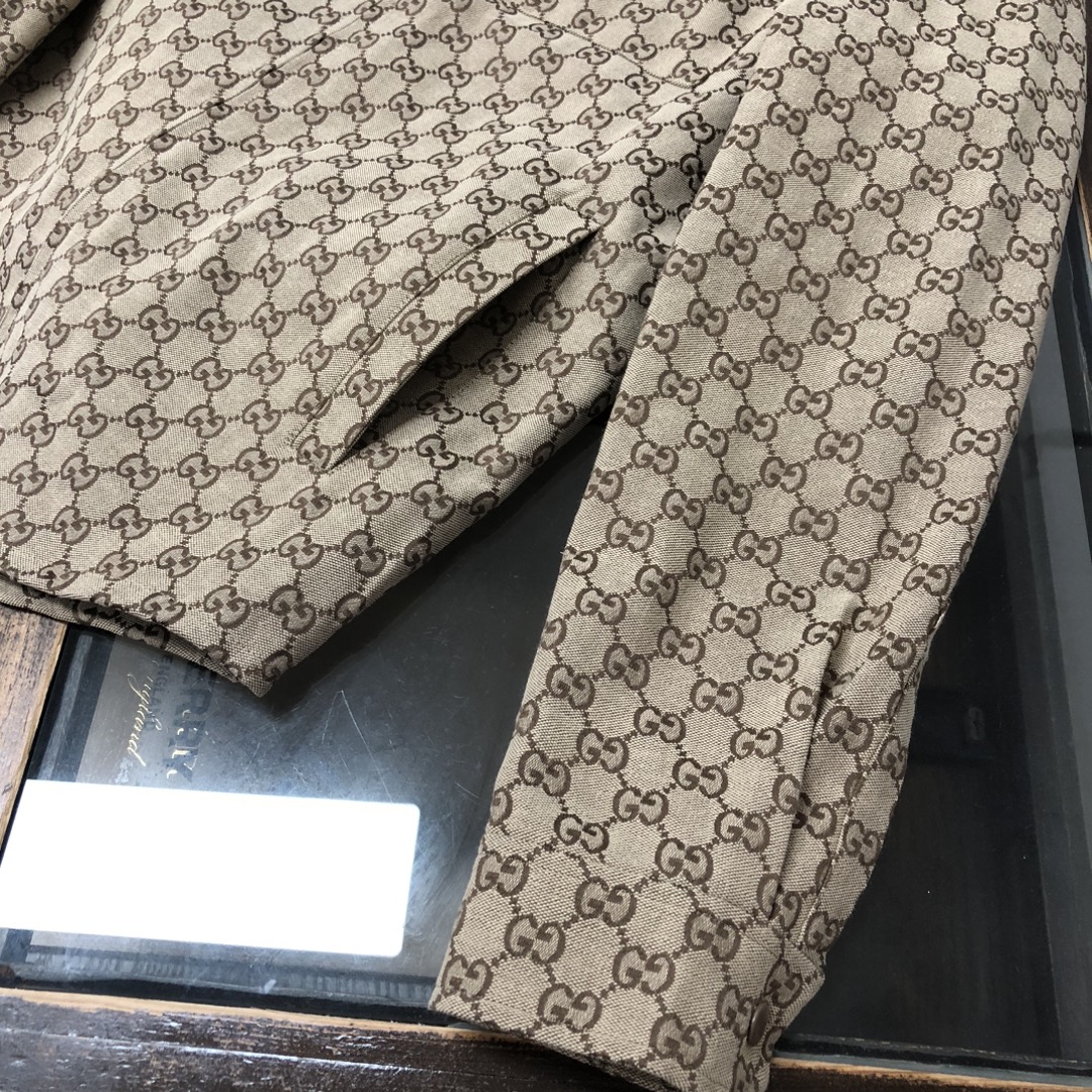 Gucci高仿男士拉鍊外套 經典全幅老花Logo設計|超A仿原單精品圖片 12 Gucci高仿男士拉鍊外套 經典全幅老花Logo設計|歐美奢侈品精品推薦