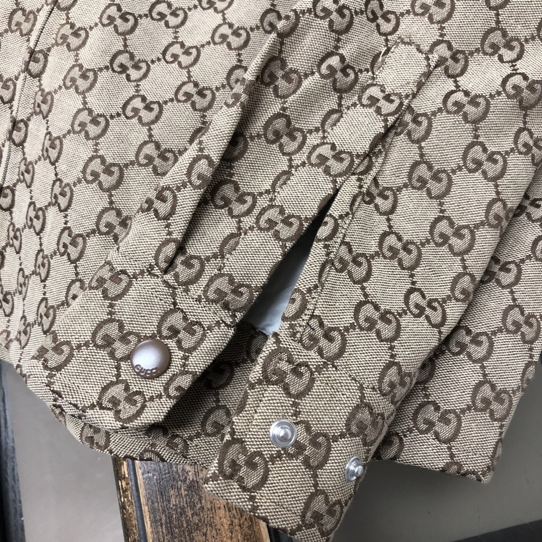 Gucci高仿男士拉鍊外套 經典全幅老花Logo設計|超A仿原單精品圖片 11 Gucci高仿男士拉鍊外套 經典全幅老花Logo設計|歐美奢侈品精品推薦