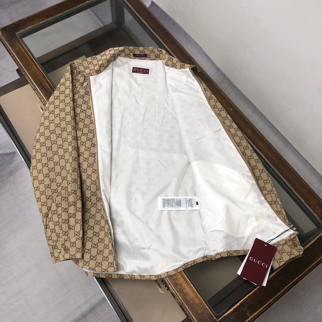 Gucci高仿男士拉鍊外套 經典全幅老花Logo設計|超A仿原單精品圖片 9 Gucci高仿男士拉鍊外套 經典全幅老花Logo設計|歐美奢侈品精品推薦