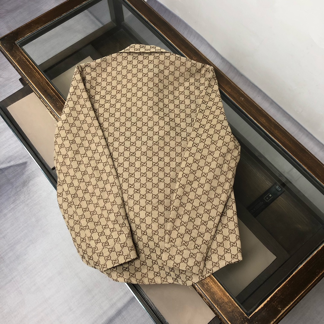 Gucci高仿男士拉鍊外套 經典全幅老花Logo設計|超A仿原單精品圖片 7 Gucci高仿男士拉鍊外套 經典全幅老花Logo設計|歐美奢侈品精品推薦