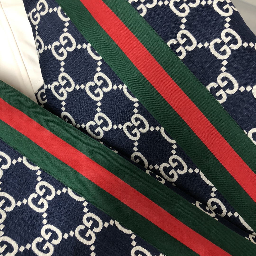 Gucci高仿男士運動風外套 海軍藍滿版GG拼白撞色設計|超A仿原單精品圖片 11 Gucci高仿男士運動風外套 海軍藍滿版GG拼白撞色設計|歐美奢侈品精品推薦