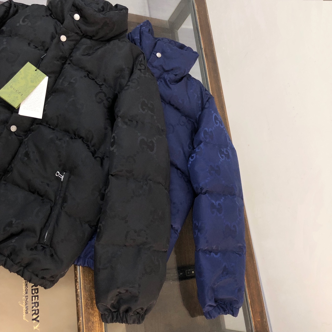 Gucci原單海軍藍GG壓紋羽絨外套 經典立領款式|超A仿原單精品圖片 14 Gucci原單海軍藍GG壓紋羽絨外套 經典立領款式|歐美奢侈品精品推薦