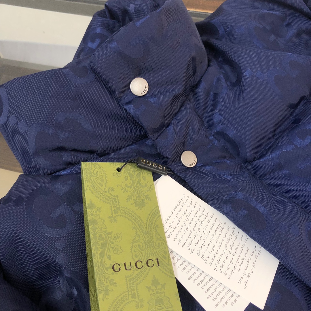 Gucci原單海軍藍GG壓紋羽絨外套 經典立領款式|超A仿原單精品圖片 13 Gucci原單海軍藍GG壓紋羽絨外套 經典立領款式|歐美奢侈品精品推薦