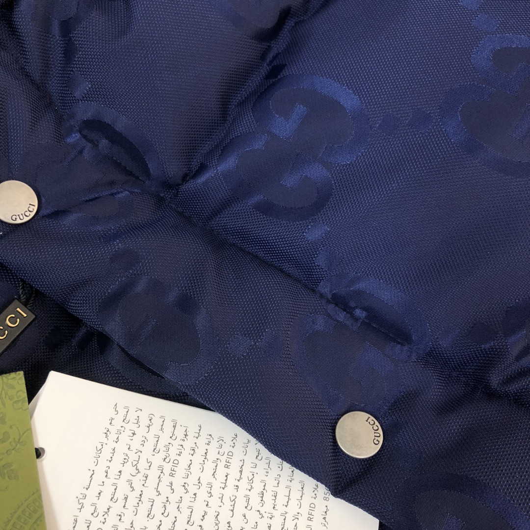 Gucci原單海軍藍GG壓紋羽絨外套 經典立領款式|超A仿原單精品圖片 12 Gucci原單海軍藍GG壓紋羽絨外套 經典立領款式|歐美奢侈品精品推薦