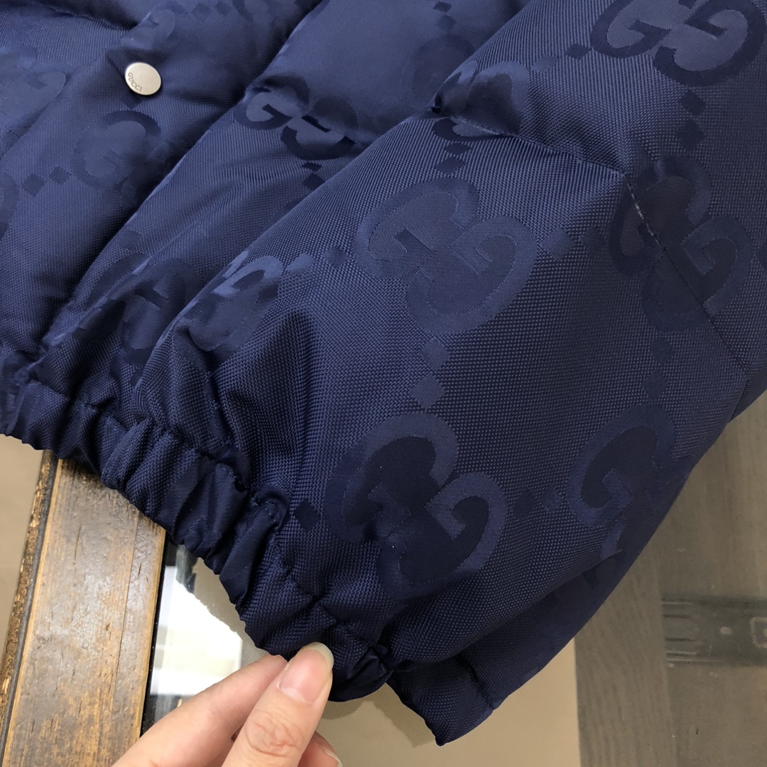 Gucci原單海軍藍GG壓紋羽絨外套 經典立領款式|超A仿原單精品圖片 11 Gucci原單海軍藍GG壓紋羽絨外套 經典立領款式|歐美奢侈品精品推薦