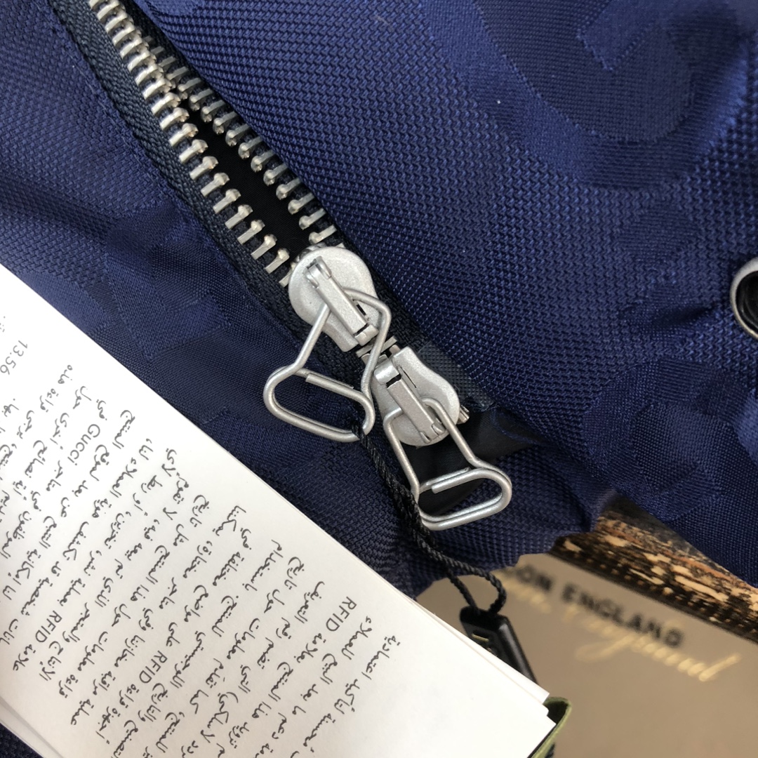 Gucci原單海軍藍GG壓紋羽絨外套 經典立領款式|超A仿原單精品圖片 10 Gucci原單海軍藍GG壓紋羽絨外套 經典立領款式|歐美奢侈品精品推薦