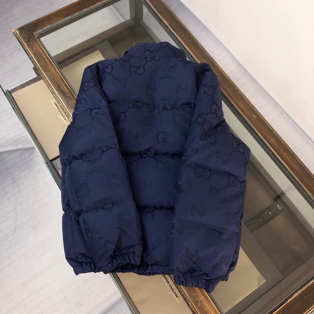 Gucci原單海軍藍GG壓紋羽絨外套 經典立領款式|超A仿原單精品圖片 8 Gucci原單海軍藍GG壓紋羽絨外套 經典立領款式|歐美奢侈品精品推薦