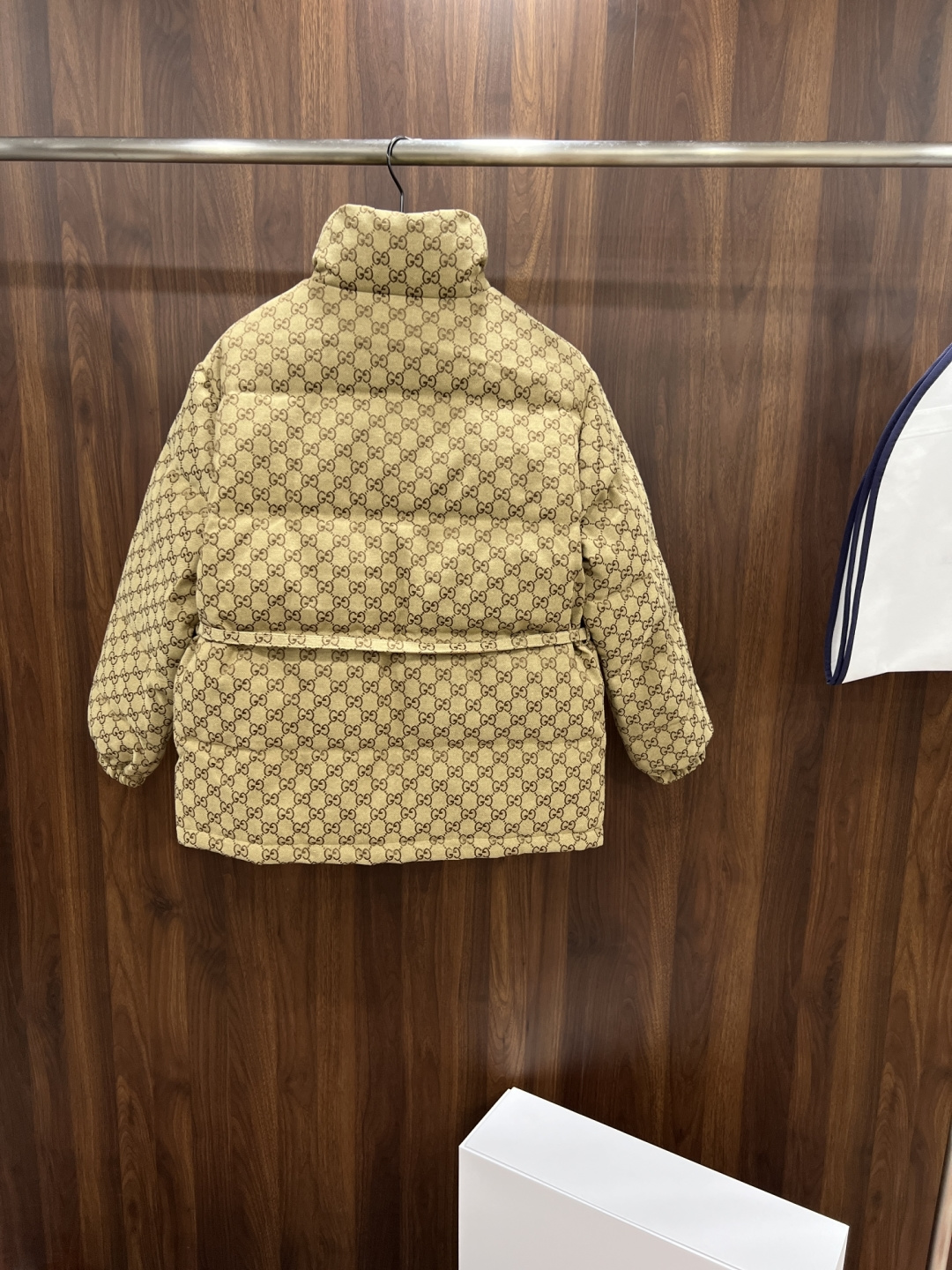 Gucci高仿男士老花羽絨外套 滿版經典GG耐看實搭|超A仿原單精品圖片 14 Gucci高仿男士老花羽絨外套 滿版經典GG耐看實搭|歐美奢侈品精品推薦