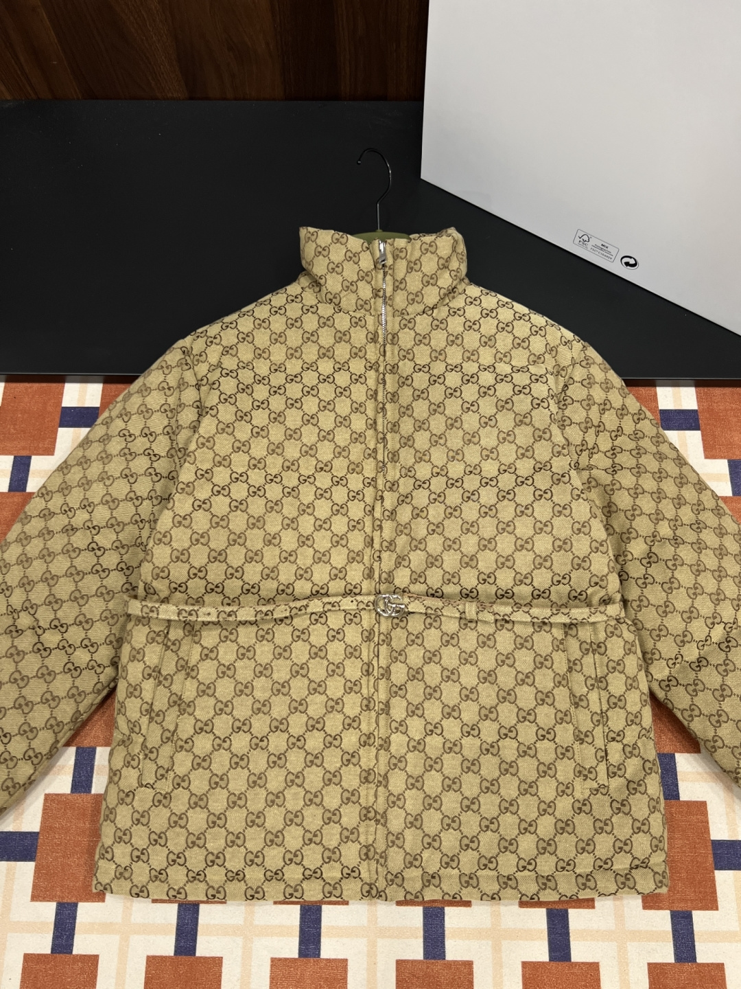 Gucci高仿男士老花羽絨外套 滿版經典GG耐看實搭|超A仿原單精品圖片 13 Gucci高仿男士老花羽絨外套 滿版經典GG耐看實搭|歐美奢侈品精品推薦