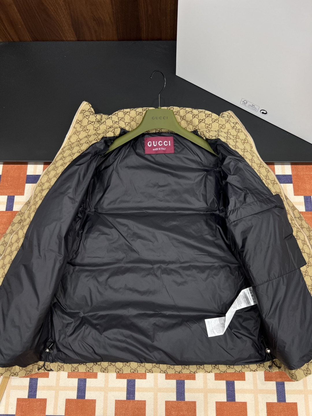 Gucci高仿男士老花羽絨外套 滿版經典GG耐看實搭|超A仿原單精品圖片 12 Gucci高仿男士老花羽絨外套 滿版經典GG耐看實搭|歐美奢侈品精品推薦