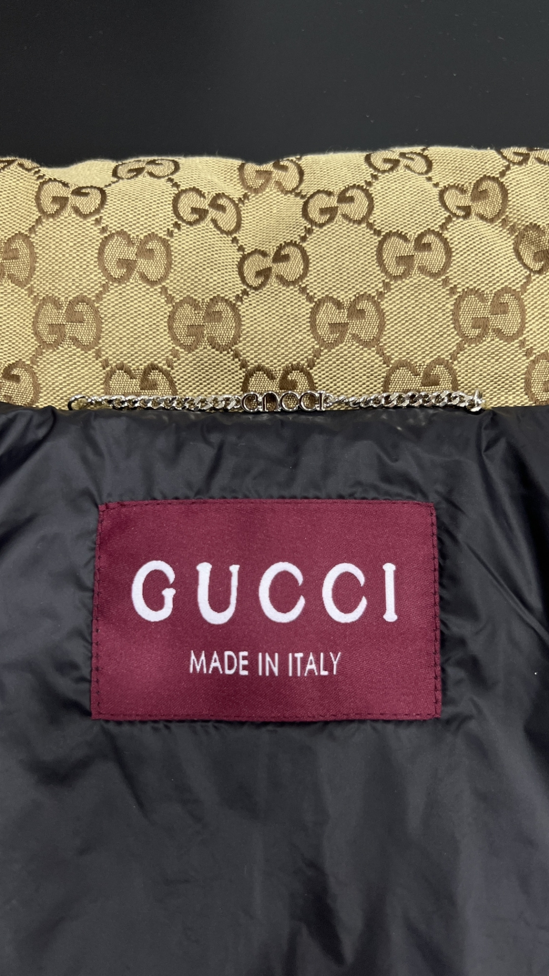 Gucci高仿男士老花羽絨外套 滿版經典GG耐看實搭|超A仿原單精品圖片 11 Gucci高仿男士老花羽絨外套 滿版經典GG耐看實搭|歐美奢侈品精品推薦