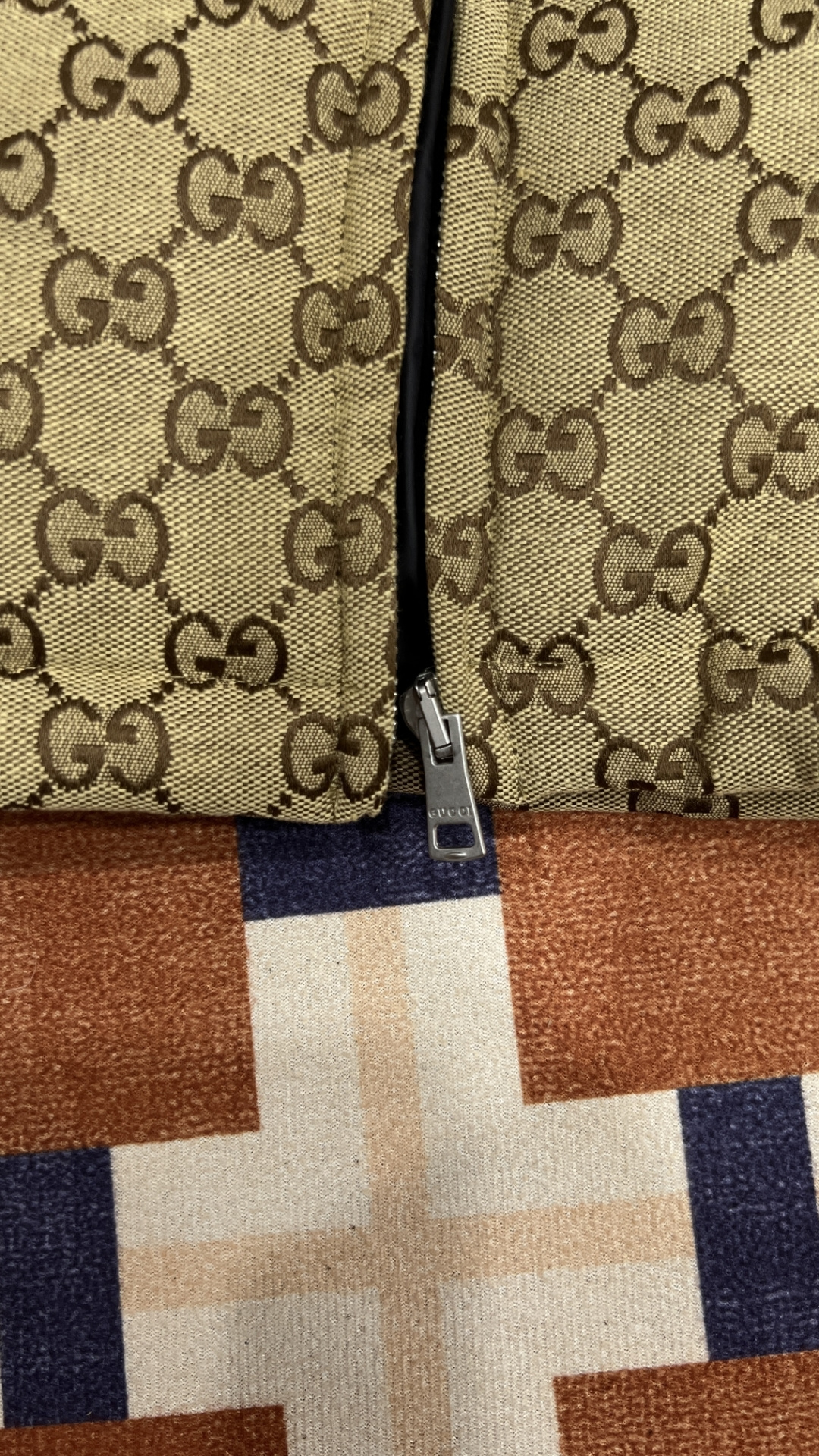 Gucci高仿男士老花羽絨外套 滿版經典GG耐看實搭|超A仿原單精品圖片 10 Gucci高仿男士老花羽絨外套 滿版經典GG耐看實搭|歐美奢侈品精品推薦