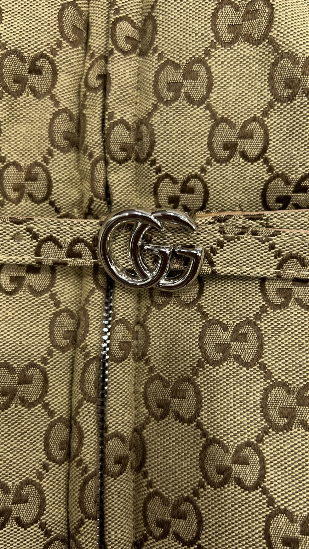 Gucci高仿男士老花羽絨外套 滿版經典GG耐看實搭|超A仿原單精品圖片 9 Gucci高仿男士老花羽絨外套 滿版經典GG耐看實搭|歐美奢侈品精品推薦