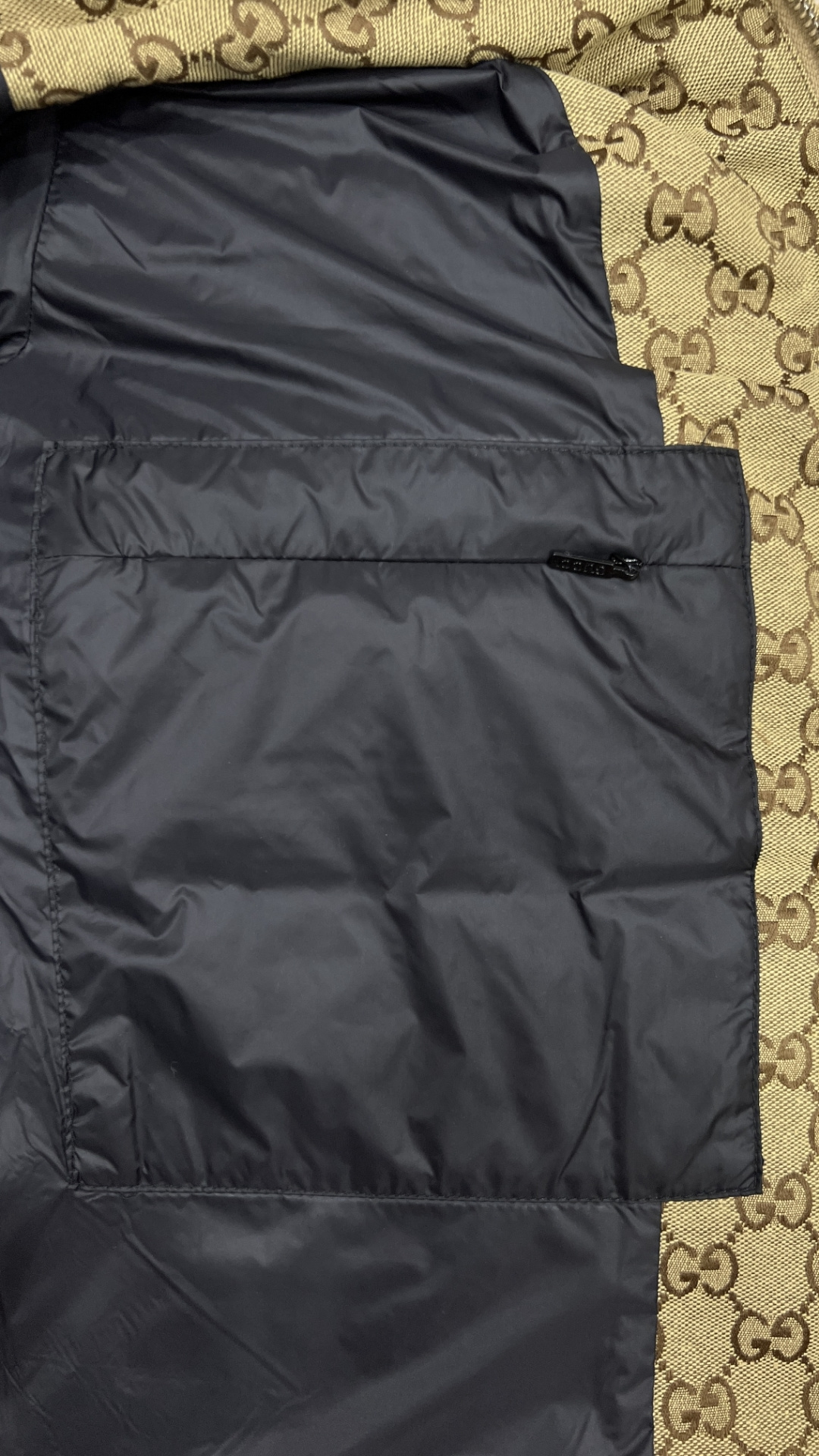 Gucci高仿男士老花羽絨外套 滿版經典GG耐看實搭|超A仿原單精品圖片 8 Gucci高仿男士老花羽絨外套 滿版經典GG耐看實搭|歐美奢侈品精品推薦
