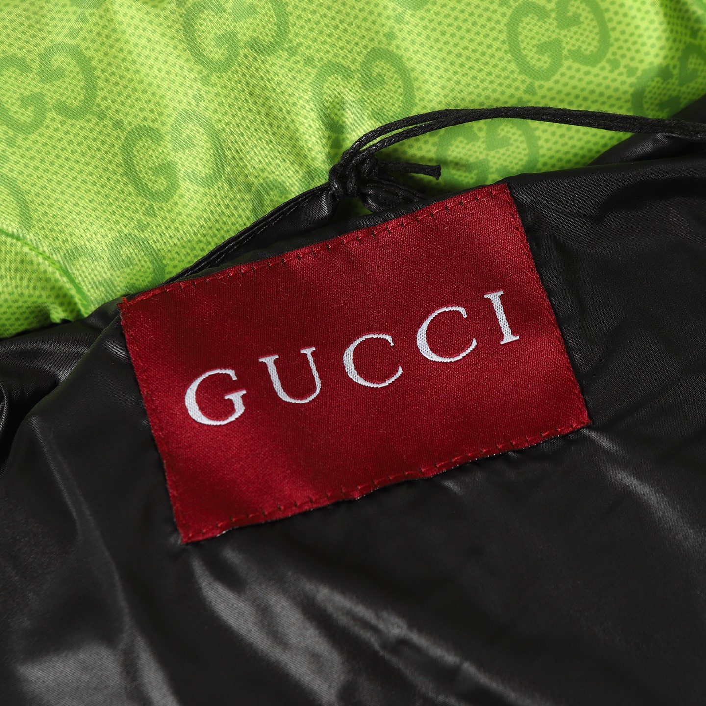 Gucci高仿男士羽絨外套 綠黑漸層設計時尚保暖街頭必備| 11 Gucci高仿男士羽絨外套 綠黑漸層設計時尚保暖街頭必備