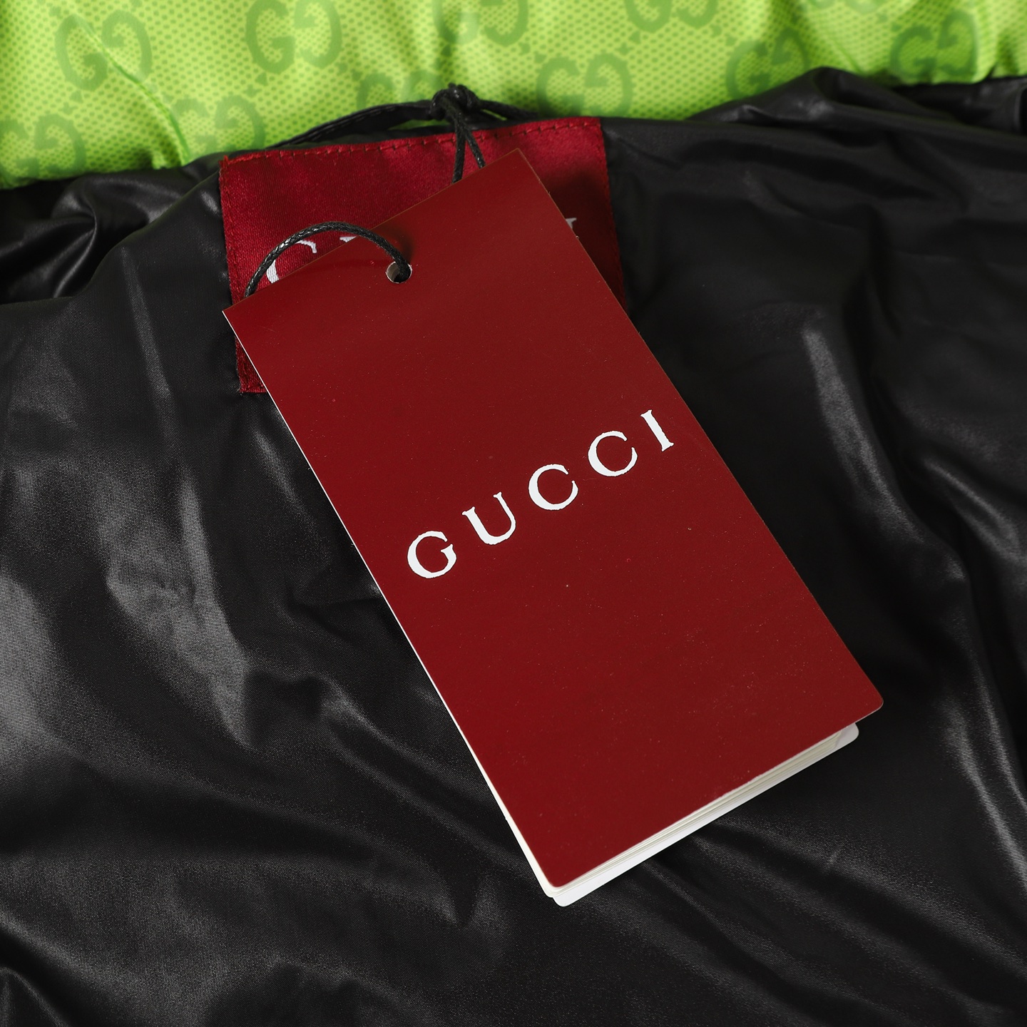 Gucci高仿男士羽絨外套 綠黑漸層設計時尚保暖街頭必備| 10 Gucci高仿男士羽絨外套 綠黑漸層設計時尚保暖街頭必備