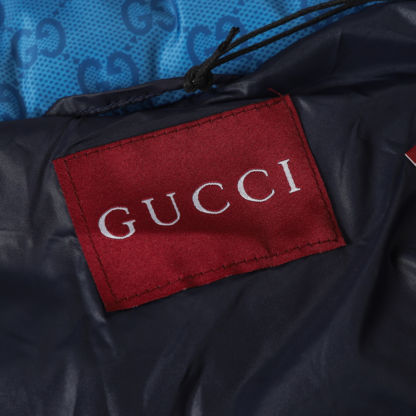 Gucci高仿男士羽絨外套 藍黑漸層設計冬季街拍型男穿搭| 15 Gucci高仿男士羽絨外套 藍黑漸層設計冬季街拍型男穿搭