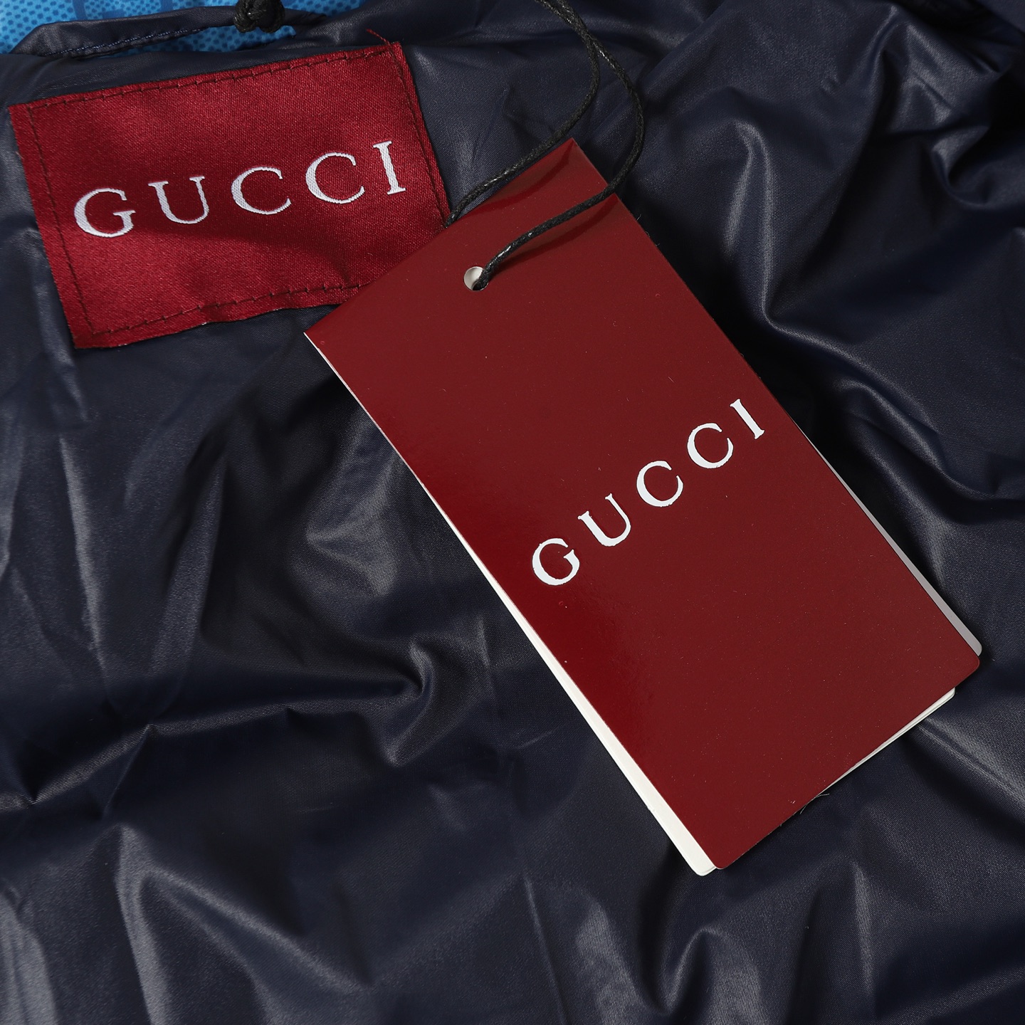 Gucci高仿男士羽絨外套 藍黑漸層設計冬季街拍型男穿搭| 10 Gucci高仿男士羽絨外套 藍黑漸層設計冬季街拍型男穿搭