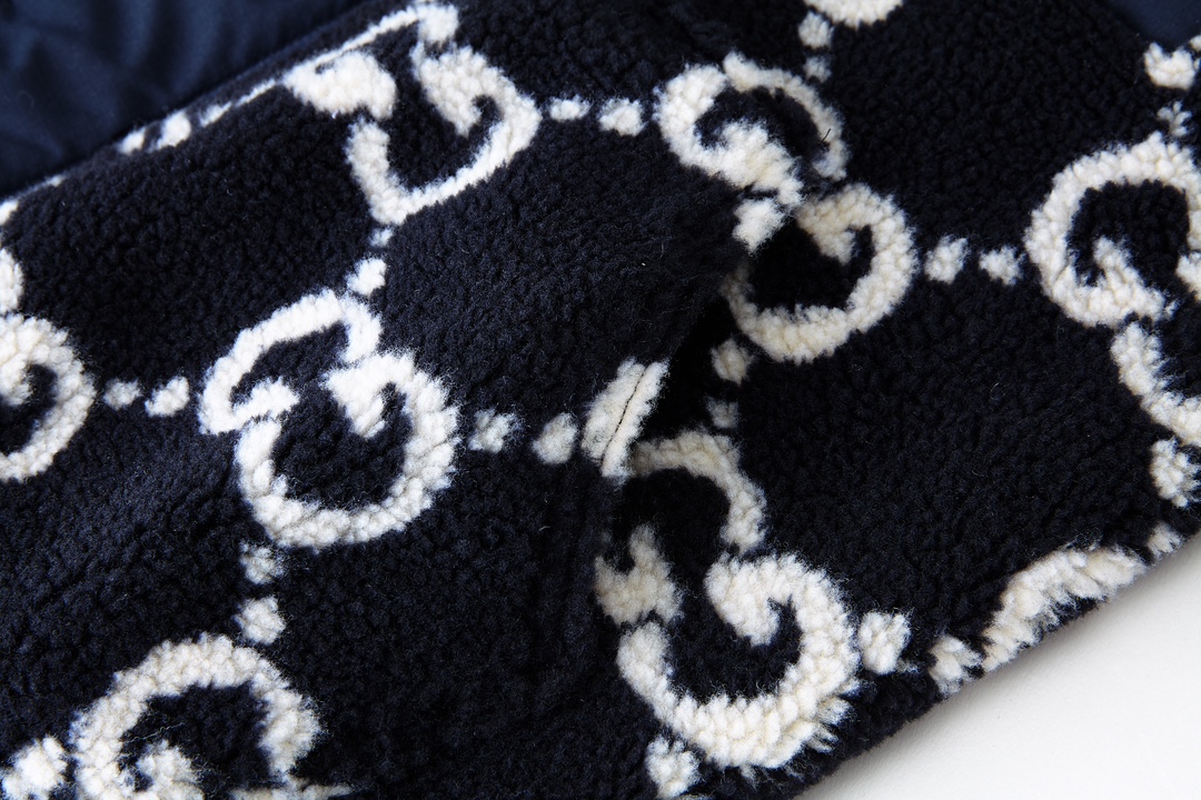 Gucci高仿男款連帽外套 黑白羊羔毛拼接 GG老花潮流款|超A仿原單精品圖片 17 Gucci高仿男款連帽外套 黑白羊羔毛拼接 GG老花潮流款|歐美奢侈品精品推薦