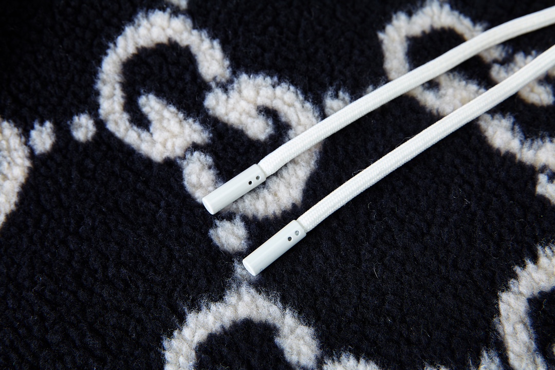 Gucci高仿男款連帽外套 黑白羊羔毛拼接 GG老花潮流款|超A仿原單精品圖片 12 Gucci高仿男款連帽外套 黑白羊羔毛拼接 GG老花潮流款|歐美奢侈品精品推薦