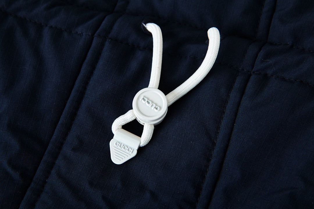 Gucci高仿男款連帽外套 黑白羊羔毛拼接 GG老花潮流款|超A仿原單精品圖片 11 Gucci高仿男款連帽外套 黑白羊羔毛拼接 GG老花潮流款|歐美奢侈品精品推薦