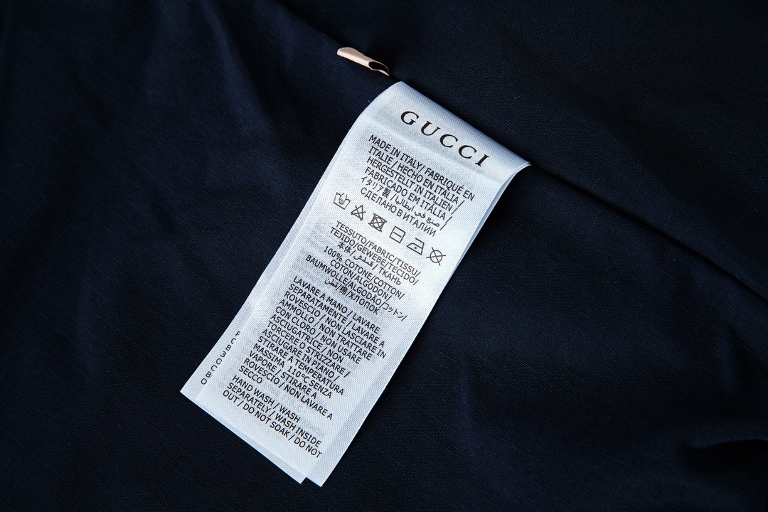 Gucci高仿男款連帽外套 黑白羊羔毛拼接 GG老花潮流款|超A仿原單精品圖片 10 Gucci高仿男款連帽外套 黑白羊羔毛拼接 GG老花潮流款|歐美奢侈品精品推薦