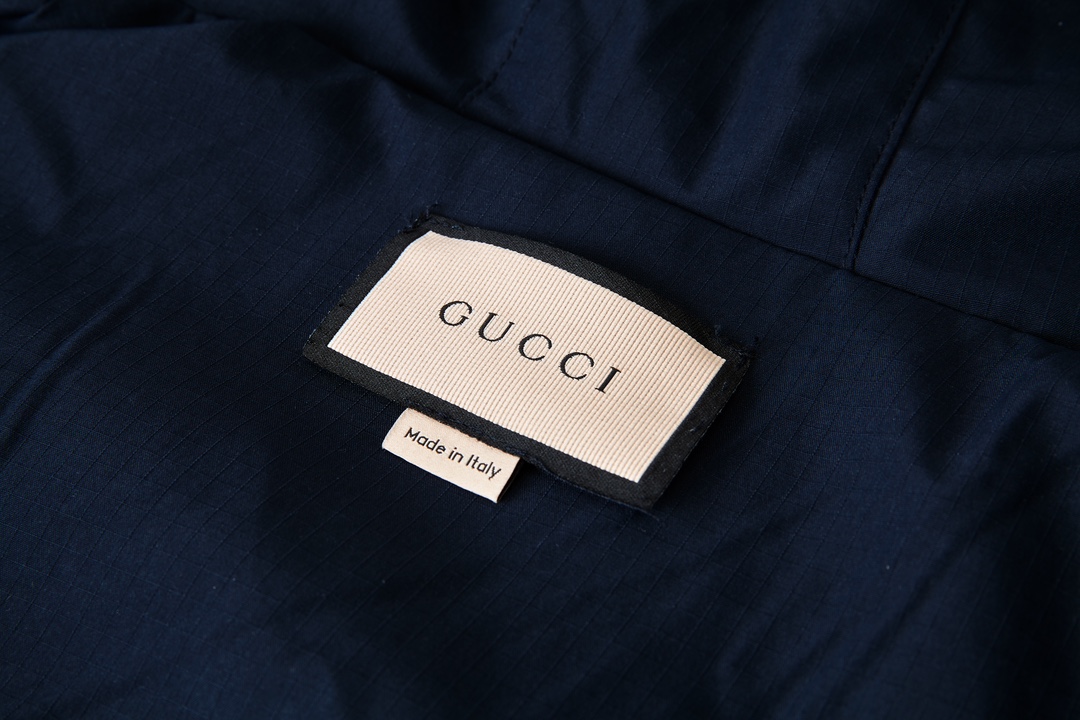 Gucci高仿男款連帽外套 黑白羊羔毛拼接 GG老花潮流款|超A仿原單精品圖片 9 Gucci高仿男款連帽外套 黑白羊羔毛拼接 GG老花潮流款|歐美奢侈品精品推薦