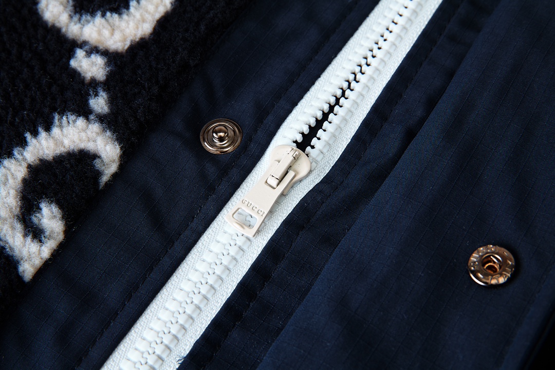 Gucci高仿男款連帽外套 黑白羊羔毛拼接 GG老花潮流款|超A仿原單精品圖片 7 Gucci高仿男款連帽外套 黑白羊羔毛拼接 GG老花潮流款|歐美奢侈品精品推薦