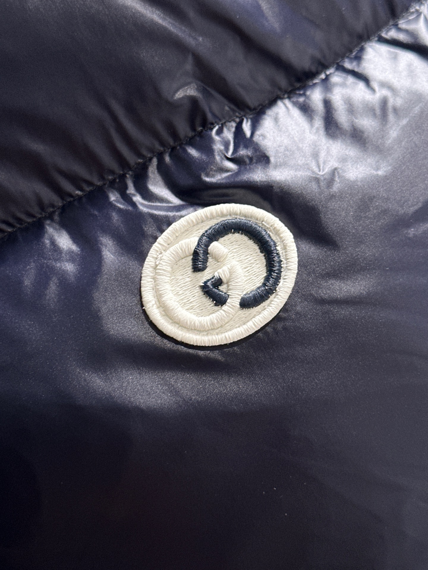 Gucci高仿深藍羽絨外套 立領防風設計 實用與時尚兼具｜歐美奢侈品精品推薦