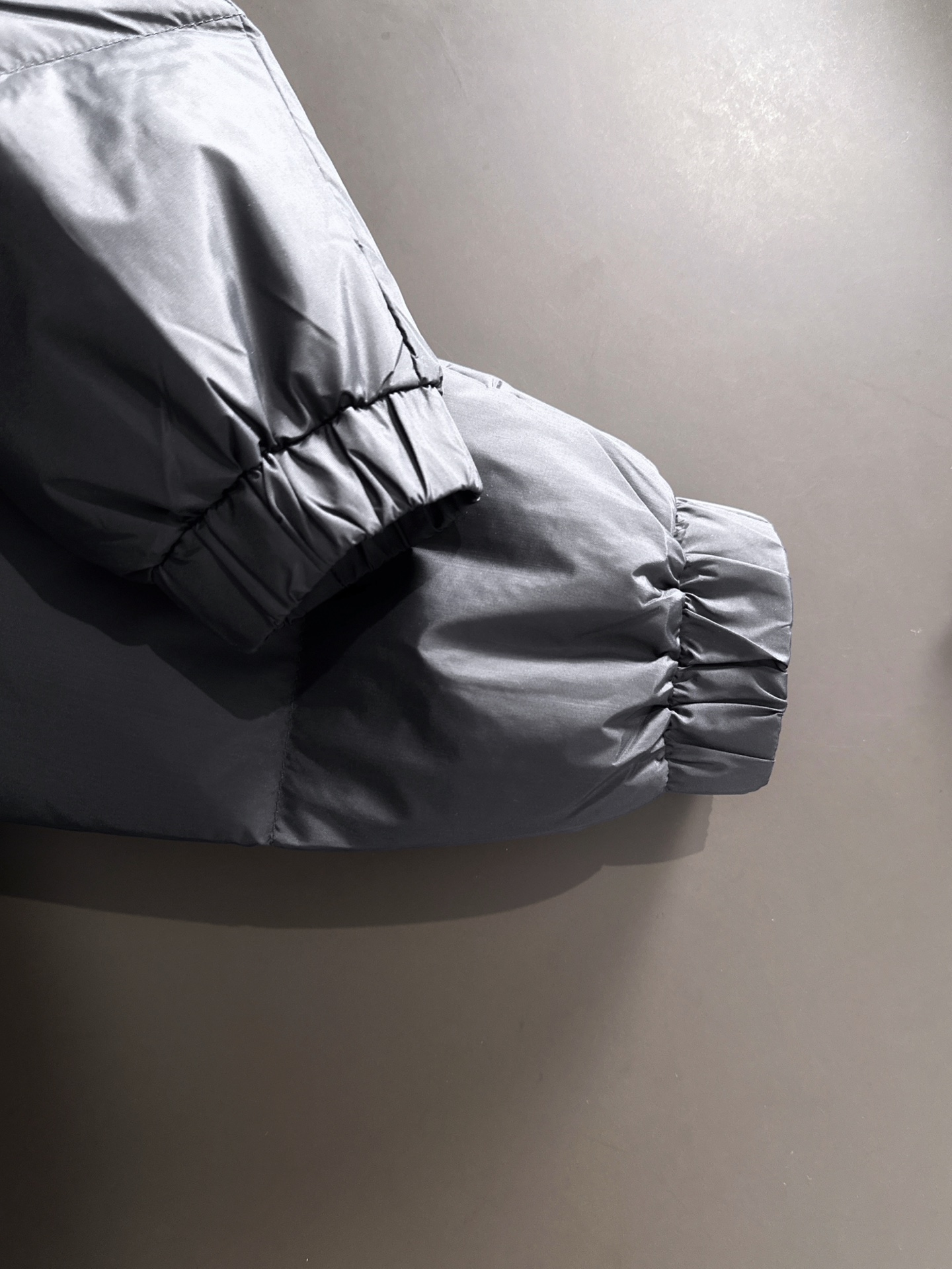 Gucci原單黑色連帽羽絨外套 經典LOGO與防風設計兼具｜歐美奢侈品精品推薦