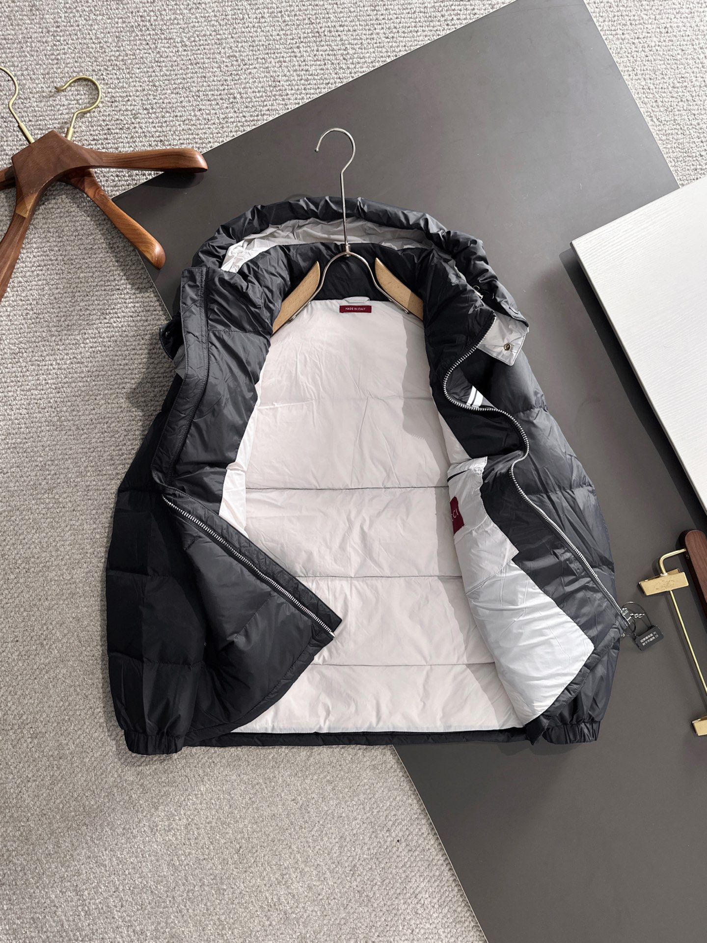 Gucci原單黑色連帽羽絨外套 經典LOGO與防風設計兼具｜歐美奢侈品精品推薦