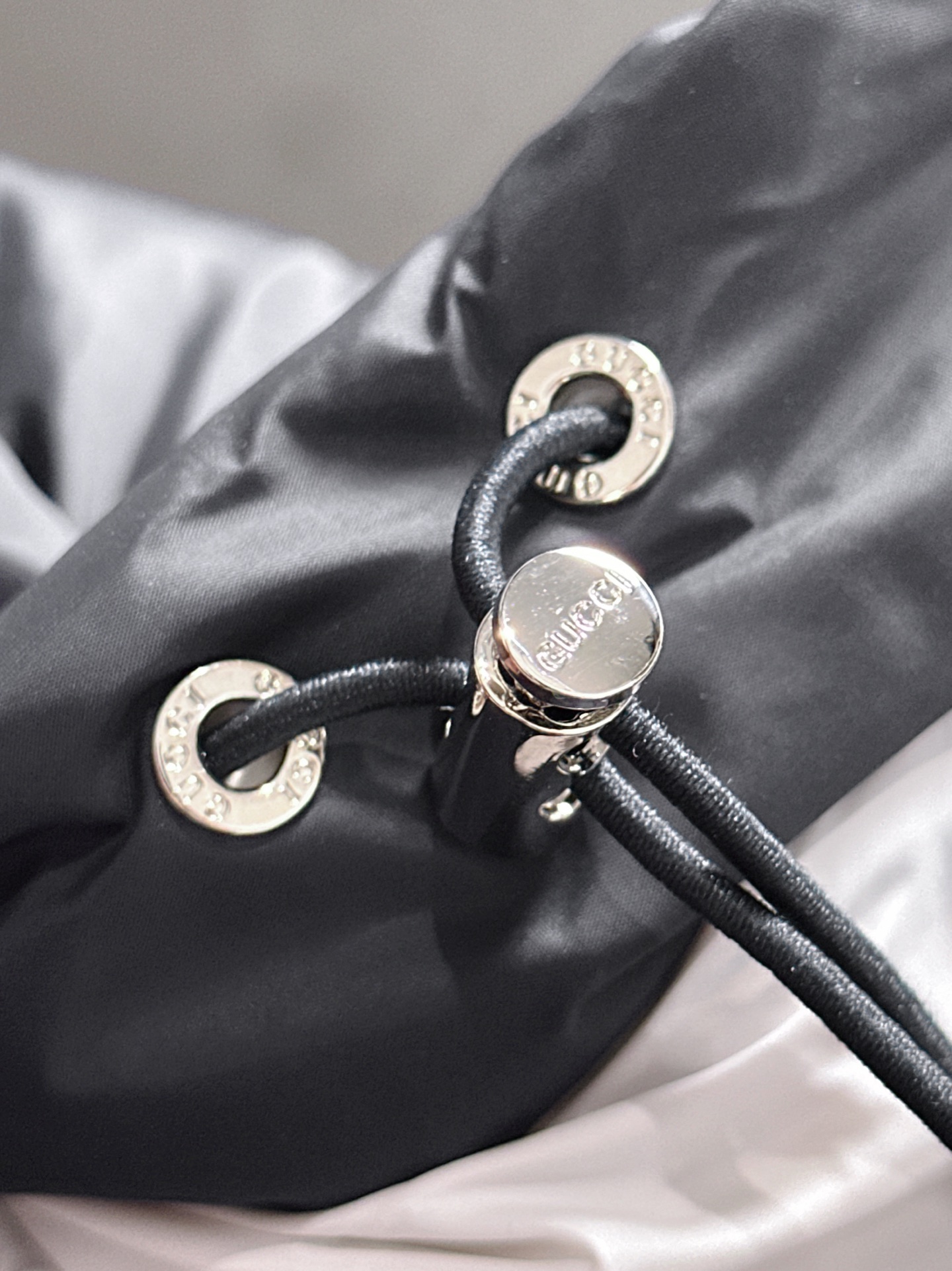 Gucci原單黑色連帽羽絨外套 經典LOGO與防風設計兼具｜歐美奢侈品精品推薦