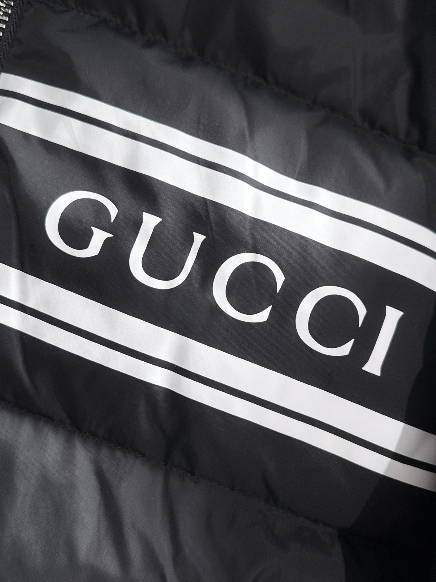 Gucci原單黑色連帽羽絨外套 經典LOGO與防風設計兼具｜歐美奢侈品精品推薦