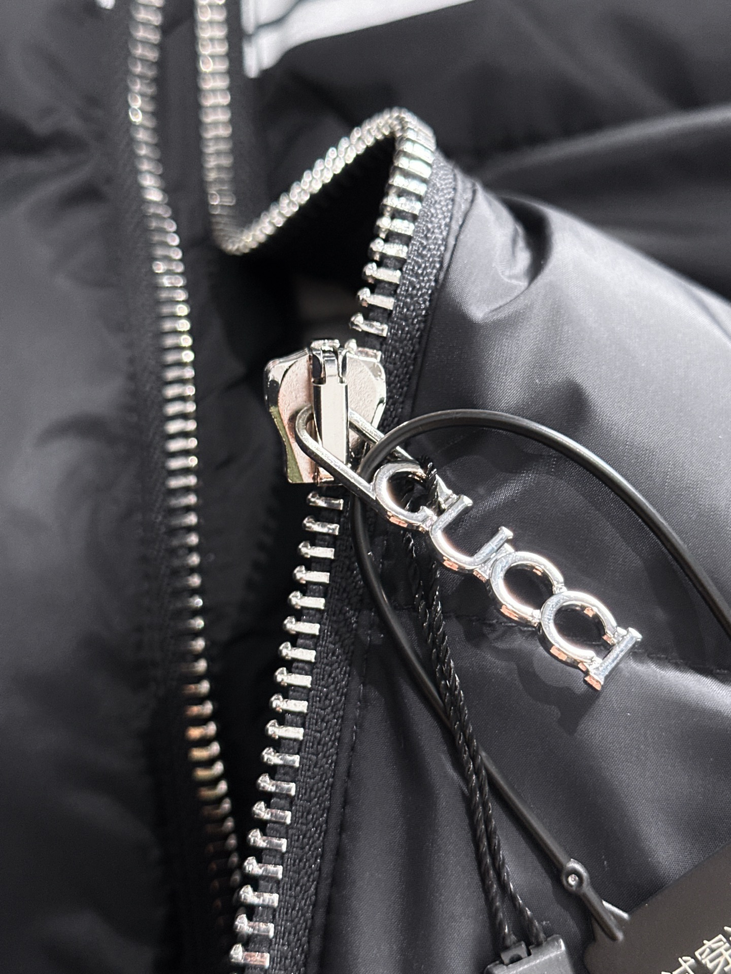 Gucci原單黑色連帽羽絨外套 經典LOGO與防風設計兼具｜歐美奢侈品精品推薦