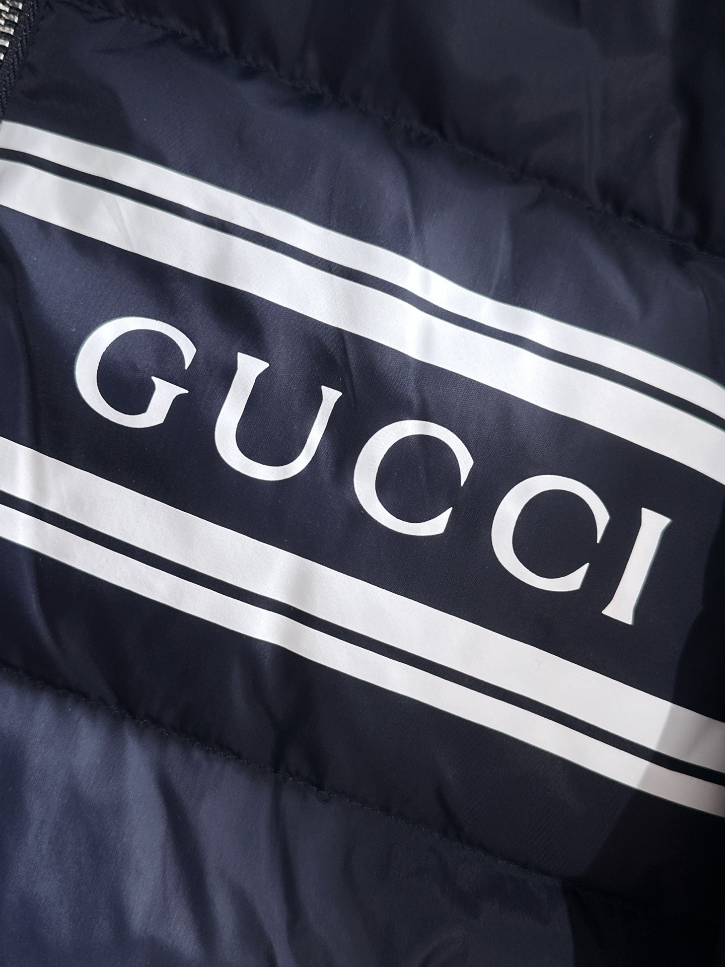 Gucci高仿深藍連帽羽絨外套 經典條紋LOGO設計保暖必備｜歐美奢侈品精品推薦