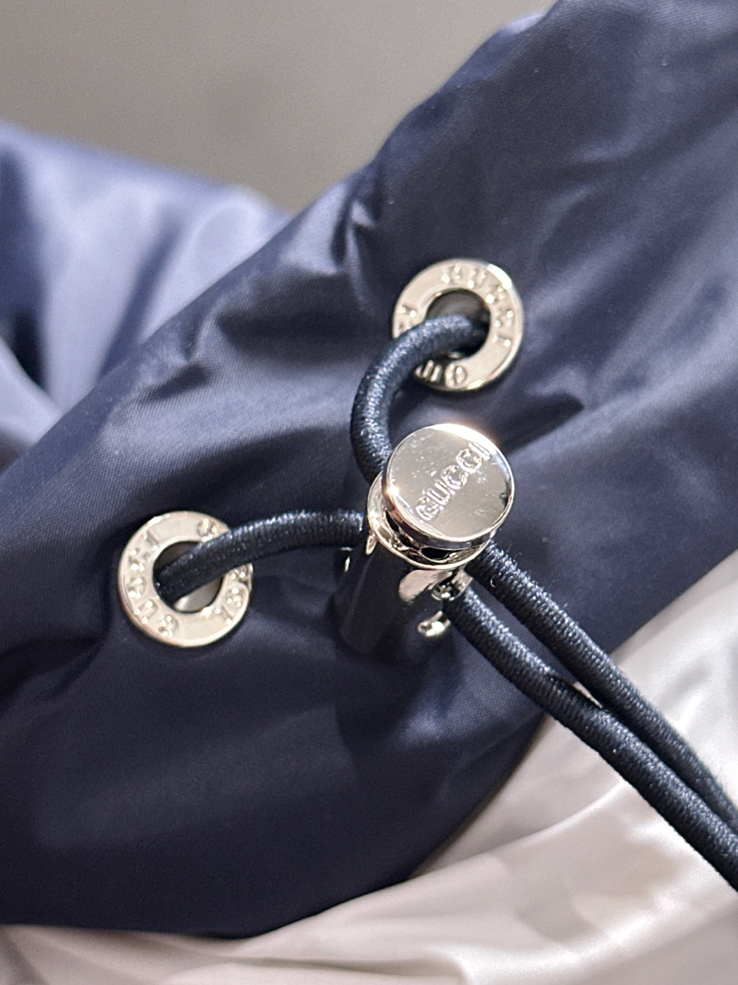 Gucci高仿深藍連帽羽絨外套 經典條紋LOGO設計保暖必備｜歐美奢侈品精品推薦