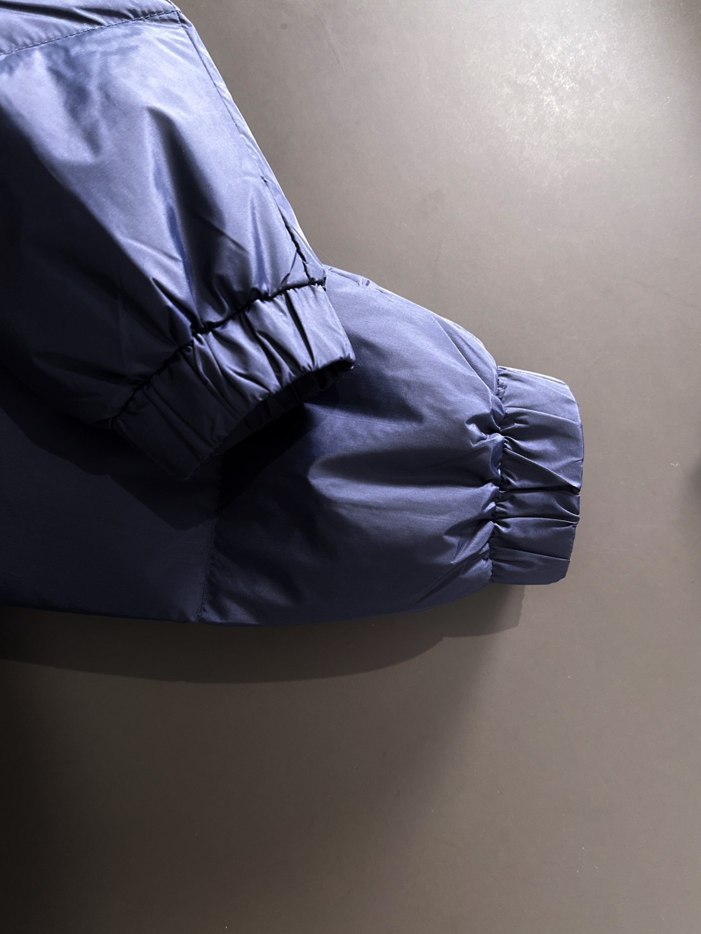 Gucci高仿深藍連帽羽絨外套 經典條紋LOGO設計保暖必備｜歐美奢侈品精品推薦