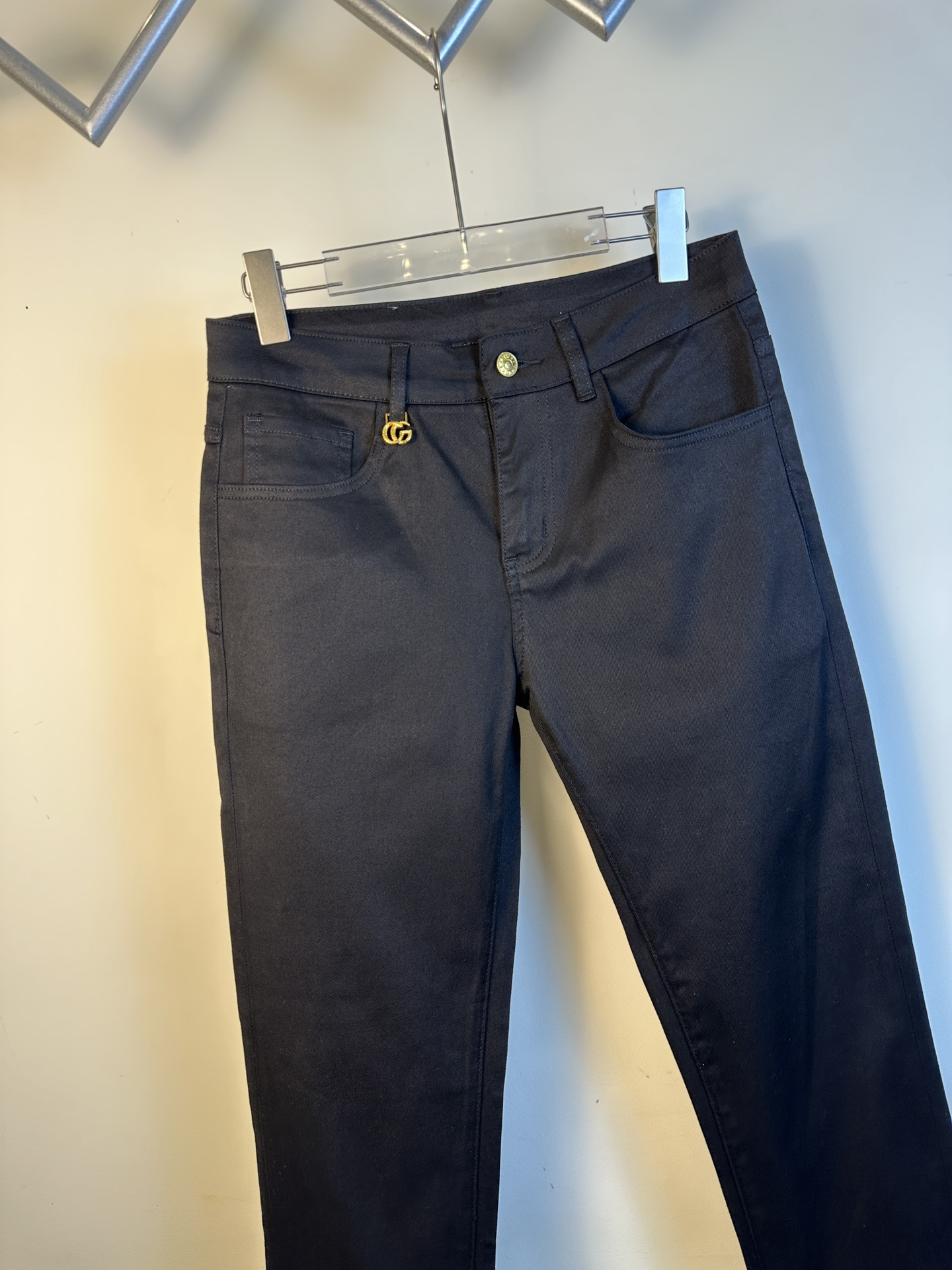 Gucci高仿黑色牛仔褲男款 金屬GG裝飾修身剪裁|超A仿原單精品圖片 13 Gucci高仿黑色牛仔褲男款 金屬GG裝飾修身剪裁|歐美奢侈品精品推薦